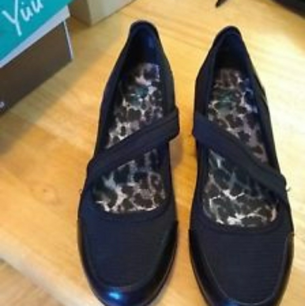 **NWOT Yuu black flats**